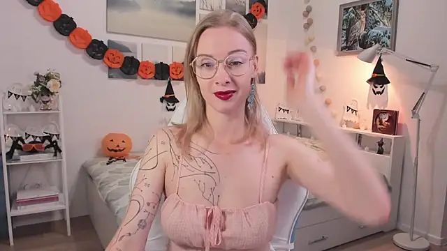 Snapshot of MissRightX chatting on 10.24.25 MissRightX online show from 10.24.25