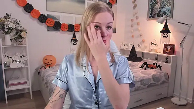 Snapshot of MissRightX chatting on 10.27.25 MissRightX online show from 10.27.25