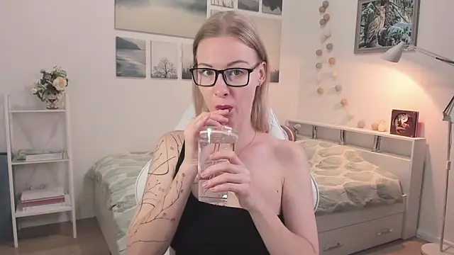 Snapshot of MissRightX chatting on 11.04.25 MissRightX online show from 11.04.25