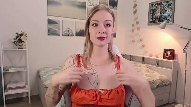 Snapshot of MissRightX chatting on 11.05.25 MissRightX online show from 11.05.25