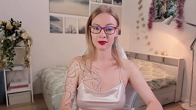 Snapshot of MissRightX chatting on 11.11.25 MissRightX online show from 11.11.25