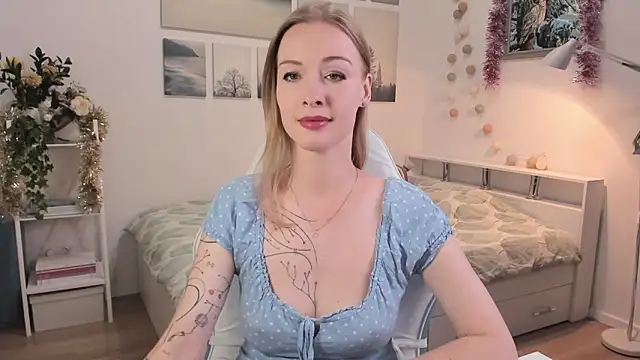 Snapshot of MissRightX chatting on 11.12.25 MissRightX online show from 11.12.25