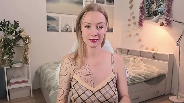 Snapshot of MissRightX chatting on 11.17.25 MissRightX online show from 11.17.25