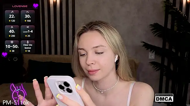 Holl1Would online show from 04.25.26