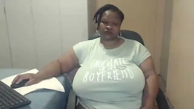 Snapshot of sweetnoziexx chatting on 09.21.25 sweetnoziexx online show from 09.21.25