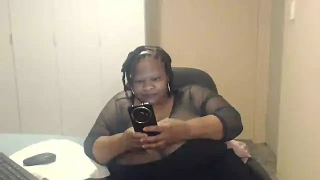 Snapshot of sweetnoziexx chatting on 09.24.25 sweetnoziexx online show from 09.24.25