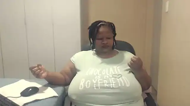 Snapshot of sweetnoziexx chatting on 09.28.25 sweetnoziexx online show from 09.28.25