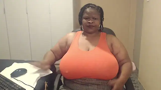 Snapshot of sweetnoziexx chatting on 10.05.25 sweetnoziexx online show from 10.05.25