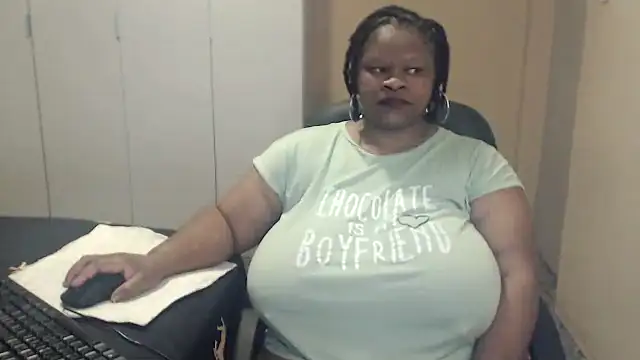 Snapshot of sweetnoziexx chatting on 10.12.25 sweetnoziexx online show from 10.12.25