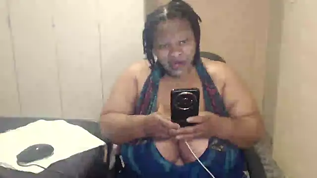 Snapshot of sweetnoziexx chatting on 10.20.25 sweetnoziexx online show from 10.20.25