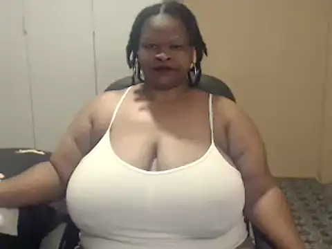 Snapshot of sweetnoziexx chatting on 11.11.25 sweetnoziexx online show from 11.11.25