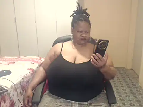 Snapshot of sweetnoziexx chatting on 11.18.25 sweetnoziexx online show from 11.18.25