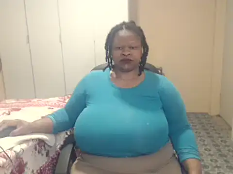 Snapshot of sweetnoziexx chatting on 12.04.25 sweetnoziexx online show from 12.04.25