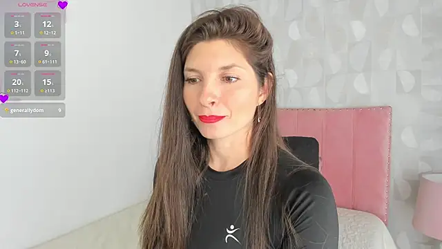 Snapshot of Azahara_Amin_ chatting on 10.08.25 Azahara Amin online show from 10.08.25