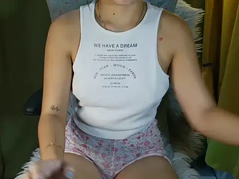 Snapshot of Sweet_kitty60xx chatting on 11.25.25 Sweet kitty60xx online show from 11.25.25