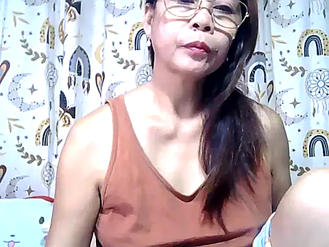 Snapshot of urwife_tobe chatting on 03.26.26 urwife tobe online show from 03.26.26