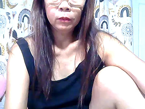 Snapshot of urwife_tobe chatting on 04.14.26 urwife tobe online show from 04.14.26