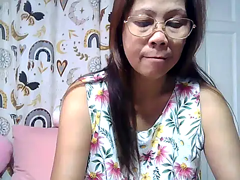Snapshot of urwife_tobe chatting on 04.19.26 urwife tobe online show from 04.19.26