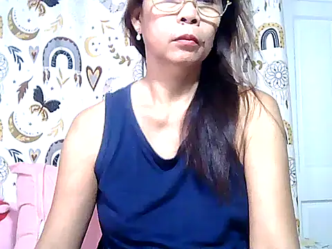 Snapshot of urwife_tobe chatting on 04.23.26 urwife tobe online show from 04.23.26