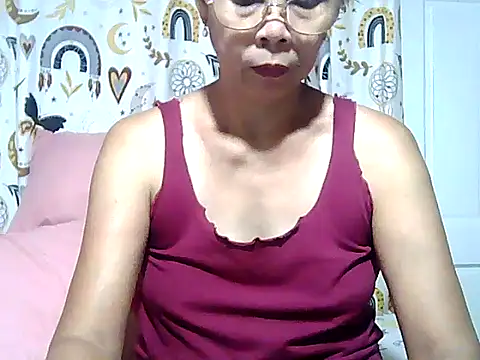 Snapshot of urwife_tobe chatting on 04.28.26 urwife tobe online show from 04.28.26