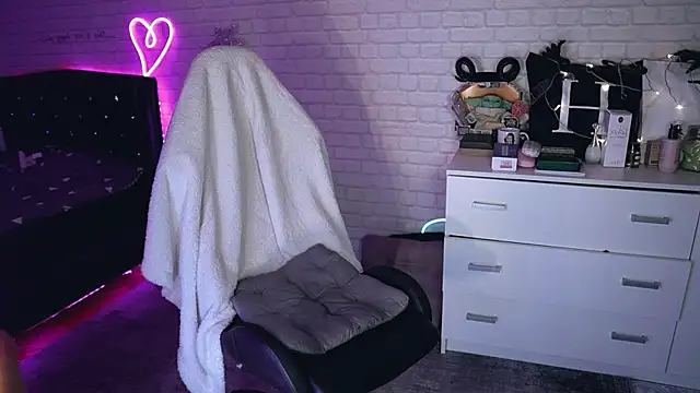  Uindi  online show from 12.15.24