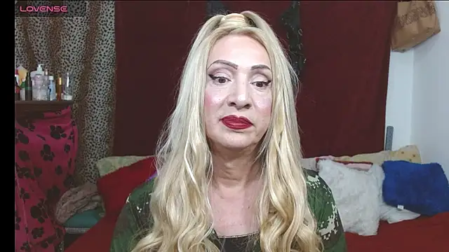 Snapshot of elena_evans chatting on 06.15.26 elena evans online show from 06.15.26