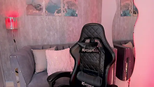 Snapshot of MelanieHudson_ chatting on 12.13.24 MelanieHudson online show from 12.13.24