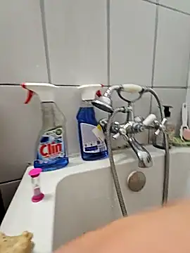 Snapshot of feathersify chatting on 09.15.25 feathersify online show from 09.15.25