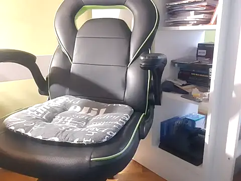 Snapshot of feathersify chatting on 09.17.25 feathersify online show from 09.17.25