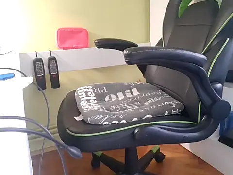 Snapshot of feathersify chatting on 09.24.25 feathersify online show from 09.24.25