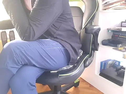 Snapshot of feathersify chatting on 09.25.25 feathersify online show from 09.25.25