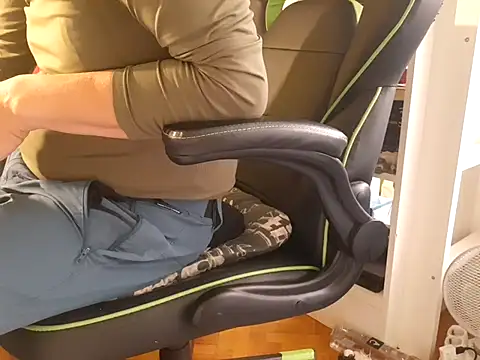 Snapshot of feathersify chatting on 09.29.25 feathersify online show from 09.29.25