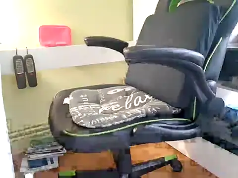 Snapshot of feathersify chatting on 09.30.25 feathersify online show from 09.30.25