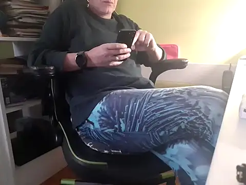 Snapshot of feathersify chatting on 10.29.25 feathersify online show from 10.29.25