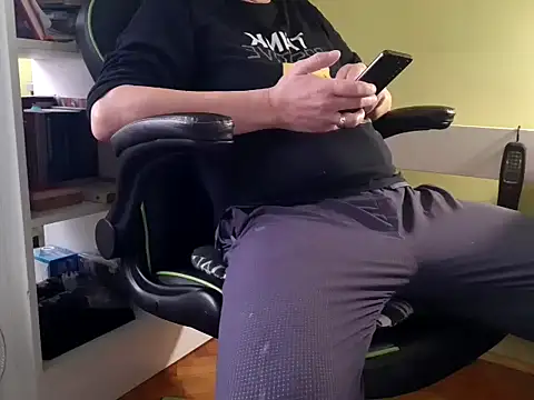 Snapshot of feathersify chatting on 11.20.25 feathersify online show from 11.20.25