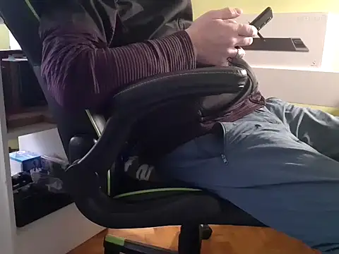 Snapshot of feathersify chatting on 11.25.25 feathersify online show from 11.25.25