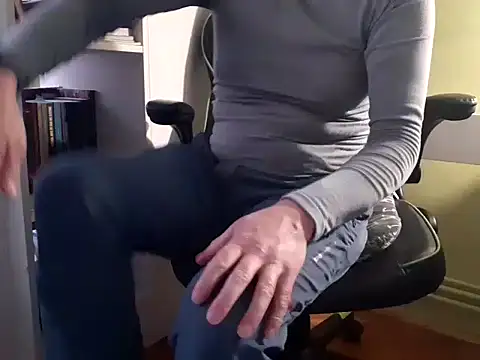 Snapshot of feathersify chatting on 11.26.25 feathersify online show from 11.26.25