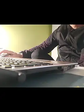 Snapshot of feathersify chatting on 12.18.25 feathersify online show from 12.18.25