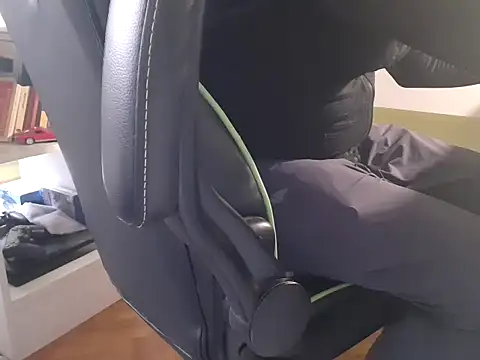 Snapshot of feathersify chatting on 02.04.26 feathersify online show from 02.04.26