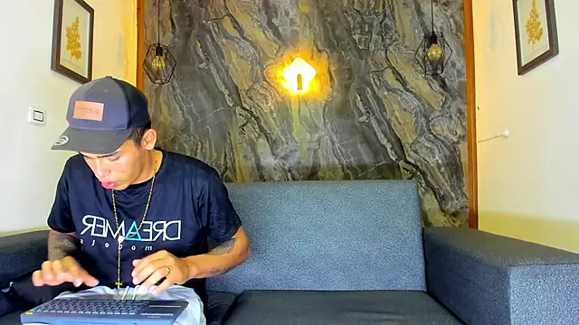 Snapshot of yeckodream chatting on 02.21.25 yeckodream online show from 02.21.25