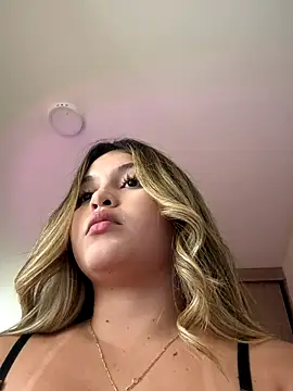 Snapshot of lunablossom_ chatting on 11.10.25 lunablossom online show from 11.10.25