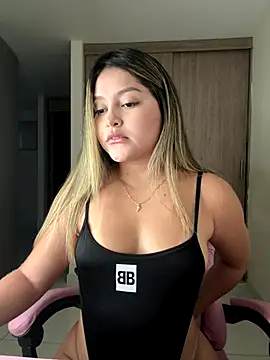 Snapshot of lunablossom_ chatting on 11.24.25 lunablossom online show from 11.24.25