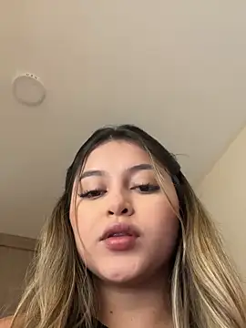 Snapshot of lunablossom_ chatting on 11.30.25 lunablossom online show from 11.30.25