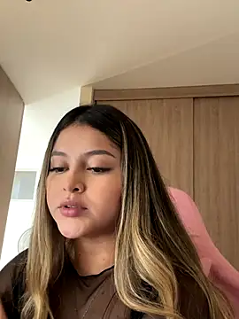 Snapshot of lunablossom_ chatting on 12.14.25 lunablossom online show from 12.14.25