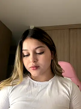 Snapshot of lunablossom_ chatting on 12.20.25 lunablossom online show from 12.20.25