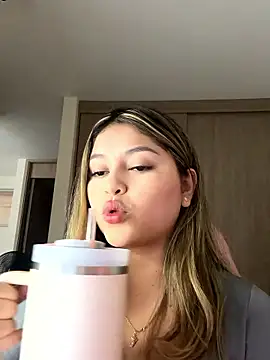 Snapshot of lunablossom_ chatting on 01.13.26 lunablossom online show from 01.13.26