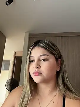 Snapshot of lunablossom_ chatting on 02.10.26 lunablossom online show from 02.10.26