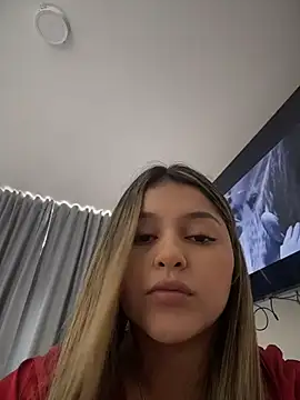 Snapshot of lunablossom_ chatting on 02.14.26 lunablossom online show from 02.14.26