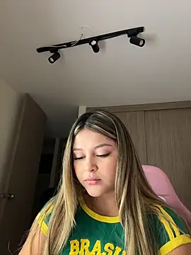 Snapshot of lunablossom_ chatting on 02.19.26 lunablossom online show from 02.19.26