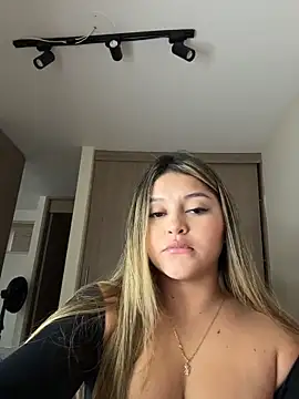 Snapshot of lunablossom_ chatting on 02.22.26 lunablossom online show from 02.22.26